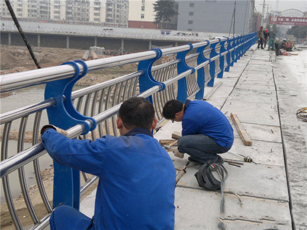 璧山不锈钢河道护栏的特性及其在城市景观中的应用