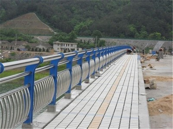璧山不锈钢桥梁护栏的特性及其在现代建筑中的应用